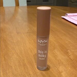 NYX Milky Gloss, Cookies & Milk